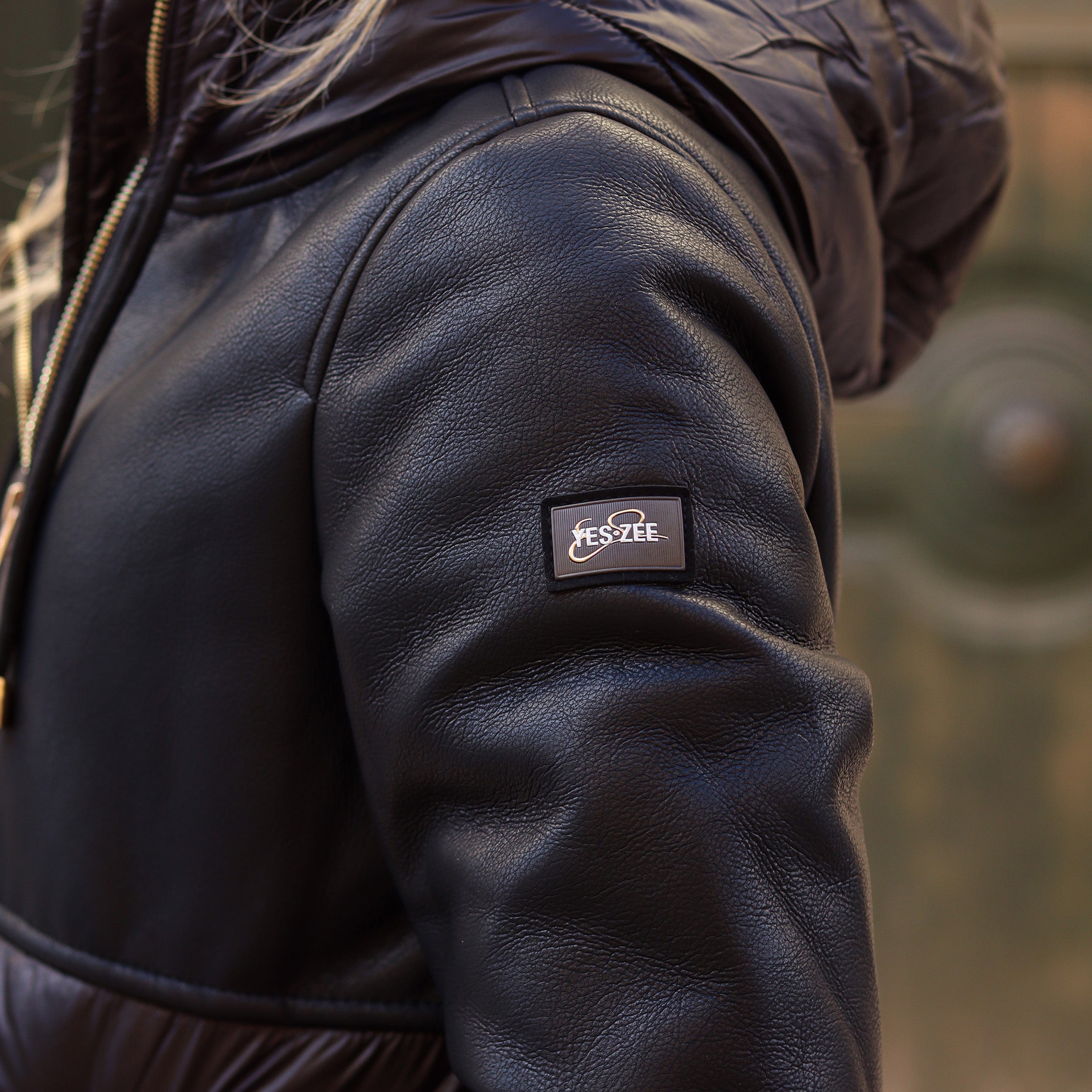 piumino ecopelle con pelliccia NERO