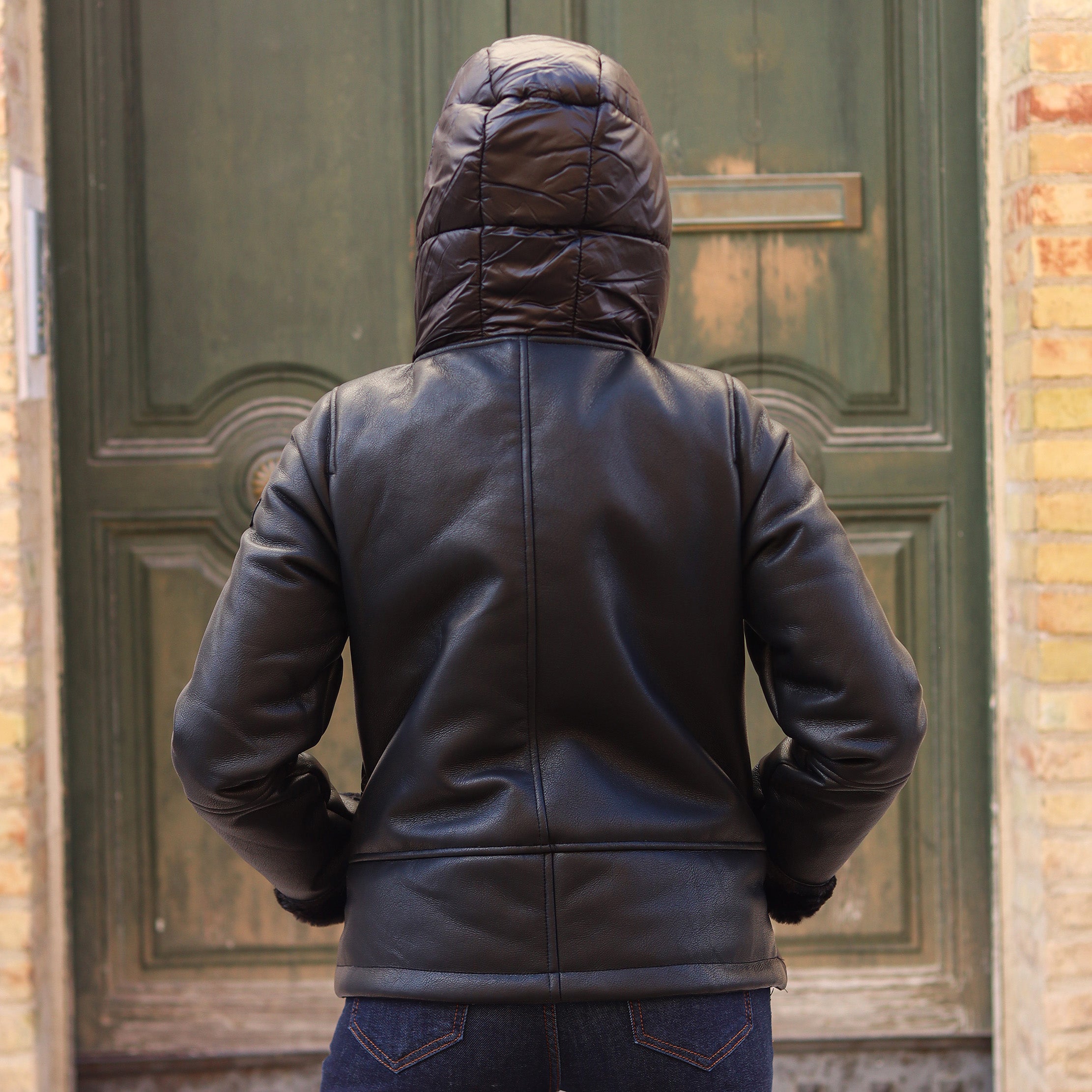 piumino ecopelle con pelliccia NERO